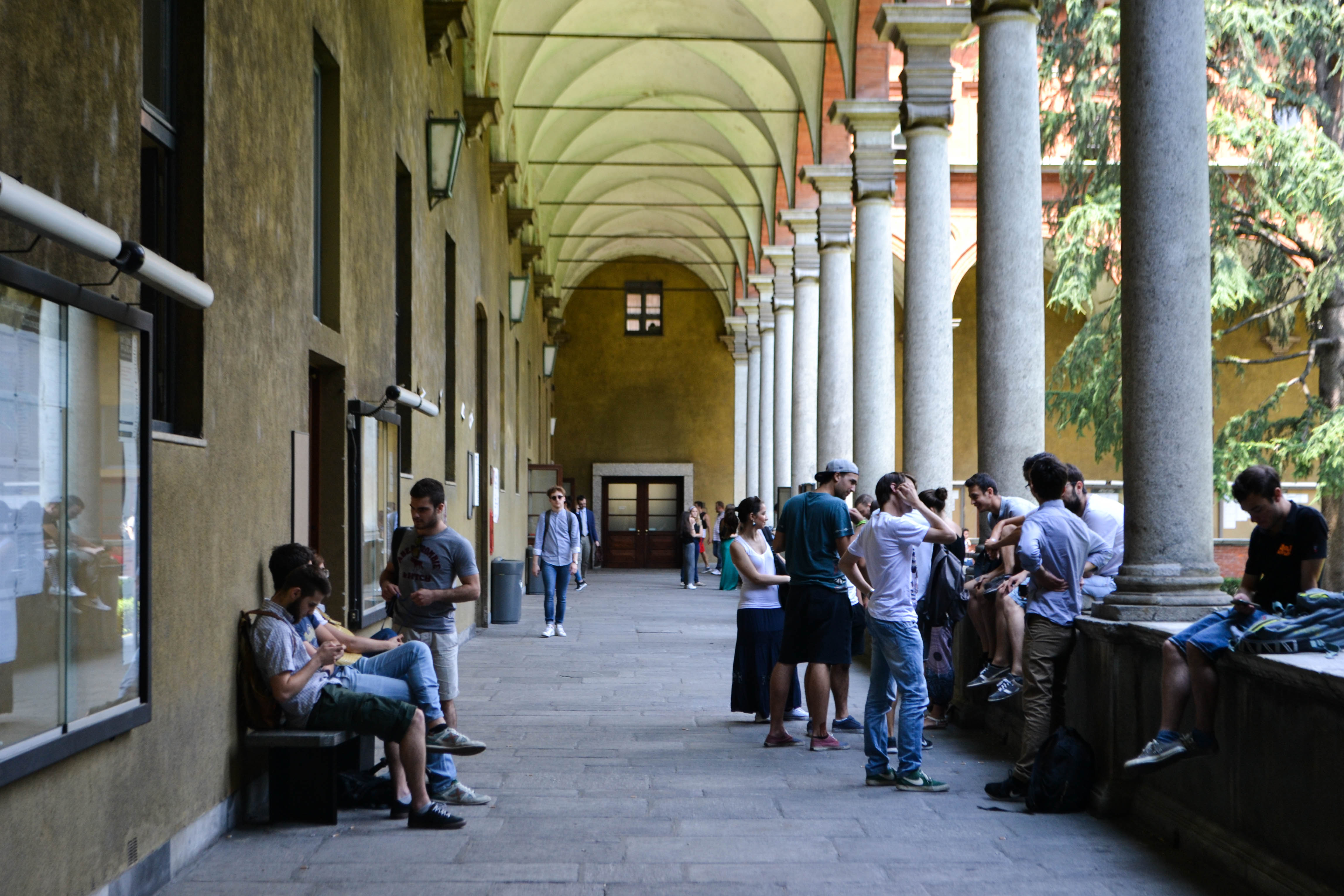 ragazzi nei chiostri dell'università