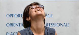 studentessa che guarda verso il suo futuro