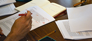 studente con quaderni e libri